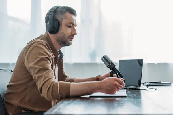 Serio Conduttore Radio Cuffia Seduto Vicino Microfono Studio Trasmissione — Foto Stock