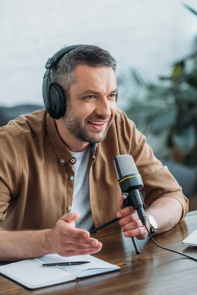 Guapo Anfitrión Radio Auriculares Gesticulando Mientras Habla Micrófono Estudio Radio —  Fotos de Stock