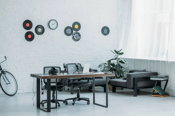 Geräumiges Möbliertes Sendestudio Mit Holzschreibtisch Bürostühlen Couch Und Schallplatten Weißer — Stockfoto