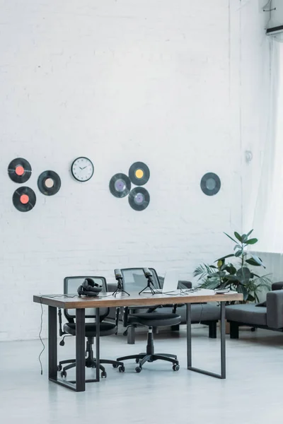 Geräumiges Möbliertes Radiostudio Mit Holzschreibtisch Bürostühlen Und Schallplatten Weißer Wand — Stockfoto