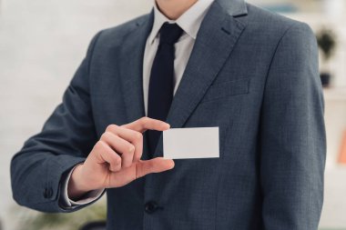 kamera beyaz boş kartvizit sunan işadamı kısmi görünümü 