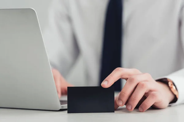 Gedeeltelijke Weergave Van Zakenman Met Zwart Leeg Visitekaartje Zittend Werkplek — Stockfoto