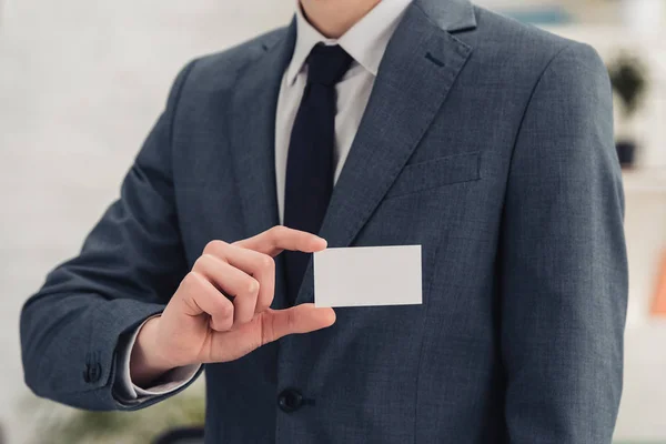 Vista Parcial Del Hombre Negocios Que Presenta Cámara Blanca Tarjeta — Foto de Stock