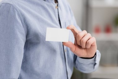 ofiste beyaz boş kartvizit tutan işadamıkısmi görünümü
