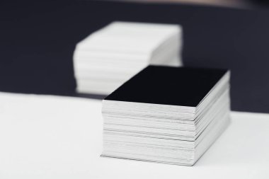 boş kartvizitlerin siyah beyaz arka plan üzerine yığılmış seçici odak