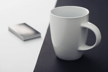 beyaz kahve fincanı ve siyah beyaz arka plan üzerinde kartvizit yığını
