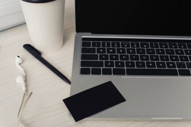 dizüstü bilgisayar klavyesi, kalem ve ofis masasında kulaklık siyah boş kartvizit