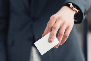 beyaz boş kartvizit tutan işadamı nın kırpılmış görünümü