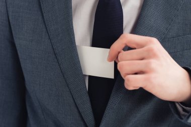 beyaz boş kartvizit tutan takım elbiseli işadamı kısmi görünümü