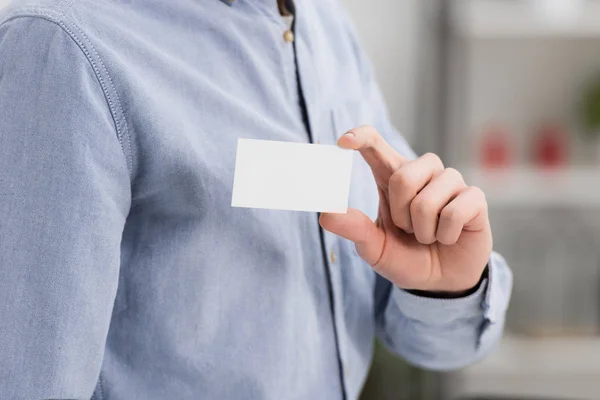 Visão Parcial Empresário Segurando Cartão Visita Branco Escritório — Fotografia de Stock