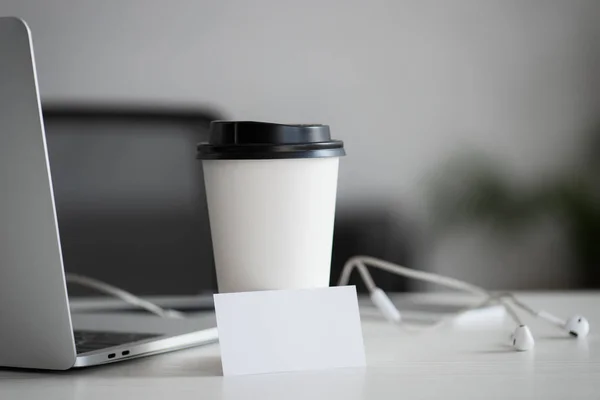 Белый Бланк Визитной Карточки Одноразовая Чашка Наушники Столе Офисе — стоковое фото