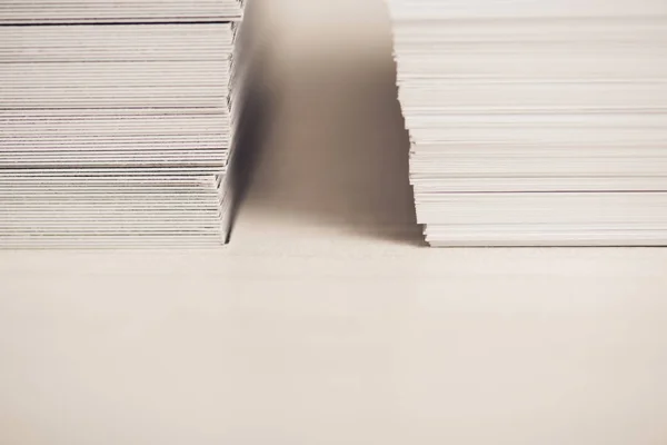 Duas Pilhas Cartões Visita Superfície Branca Com Sombras — Fotografia de Stock
