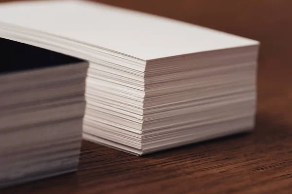 Foco Seletivo Cartões Visita Vazios Brancos Pretos Empilhados Superfície Madeira — Fotografia de Stock