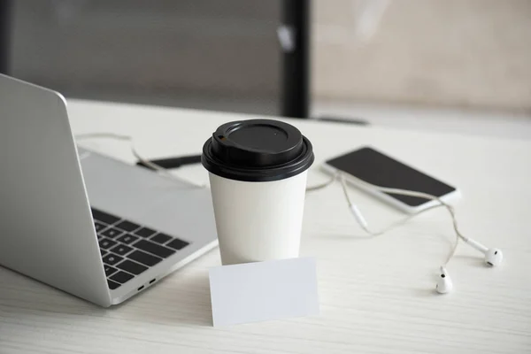 Laptop Smartphone Mit Leerem Bildschirm Kopfhörer Einwegbecher Und Leere Visitenkarte — Stockfoto