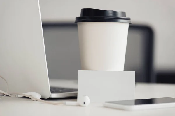 Cartões Visita Vazios Perto Copo Descartável Laptop Smartphone Mesa Escritório — Fotografia de Stock