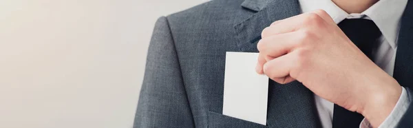 空白の名刺を持つスーツを着たビジネスマンの部分的なビュー パノラマショット — ストック写真