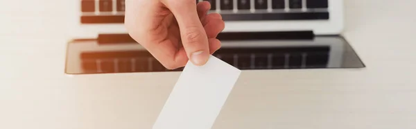 Bijgesneden Beeld Van Zakenman Holding Lege Visitekaartje Buurt Van Laptop — Stockfoto