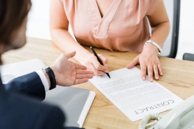 Ofis sözleşme imzalama iş adamları görünümünü kırpılmış