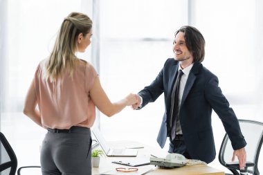 mutlu işadamı ofiste müşteri ile el sıkışma