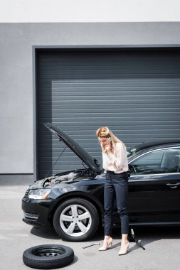 kırık otomatik yakın akıllı telefonda konuşan iş kadını, araba sigortası kavramı