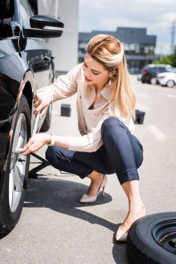 kırık otomatik direksiyon sabitleme iş kadını, araba sigortası kavramı