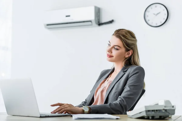 Mujer Negocios Feliz Sentado Oficina Con Aire Acondicionado Usinglaptop — Foto de Stock