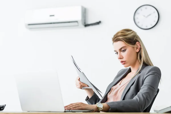 Businesswoman Sitting Office Air Conditioner Holding Folder Hand Using Laptop — Stock Photo, Image