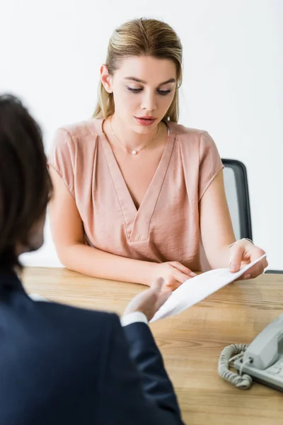 Selektiver Fokus Der Frau Auf Dokument Der Nähe Des Anwalts — Stockfoto