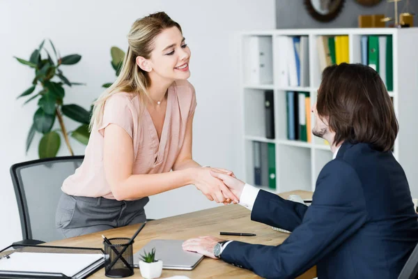 Gelukkige Vrouw Schudden Handen Met Zakenman Office — Stockfoto