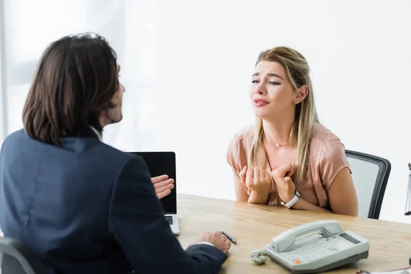 Απογοητευμένη Γυναίκα Που Κάθεται Στο Γραφείο Και Μιλάει Τον Επιχειρηματία — Φωτογραφία Αρχείου