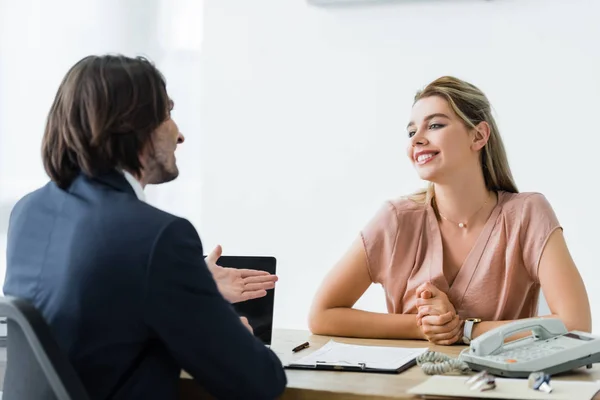 Mutlu Kadın Ofiste Oturan Işadamı Ile Konuşurken — Stok fotoğraf
