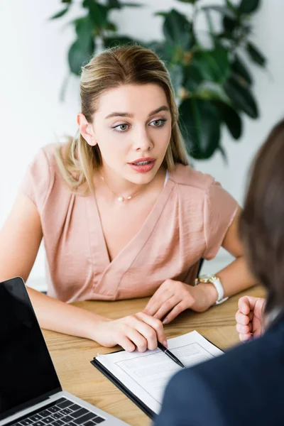 Enfoque Selectivo Hermosa Mujer Hablando Con Hombre Negocios Cargo — Foto de Stock