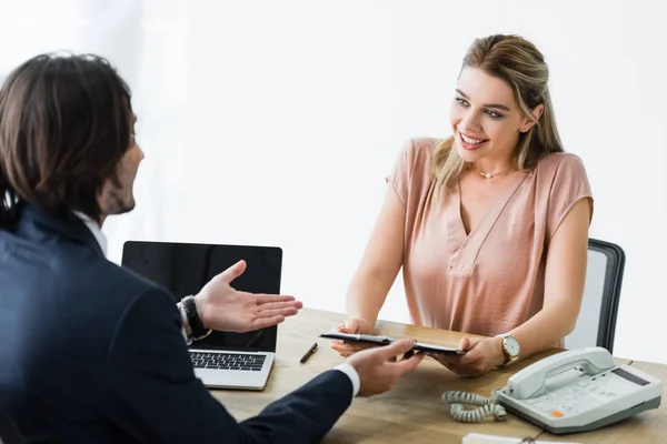 Gelukkige Vrouw Die Naar Zakenman Kijkt Klembord Hand Houdt — Stockfoto