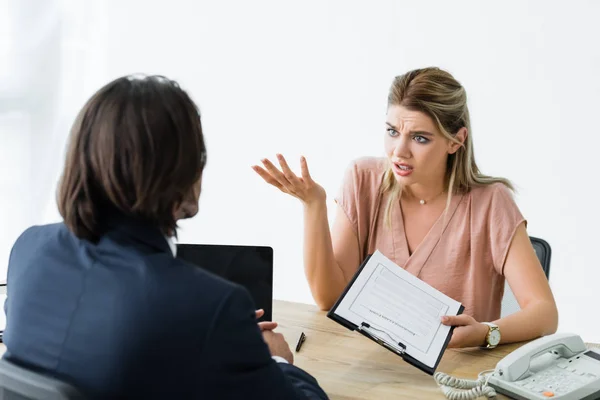 Mulher Confusa Conversando Com Empresário Enquanto Segurando Contrato Mão — Fotografia de Stock