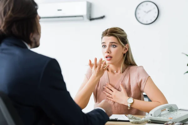 Foco Seletivo Mulher Preocupada Gesticulando Olhando Para Empresário — Fotografia de Stock