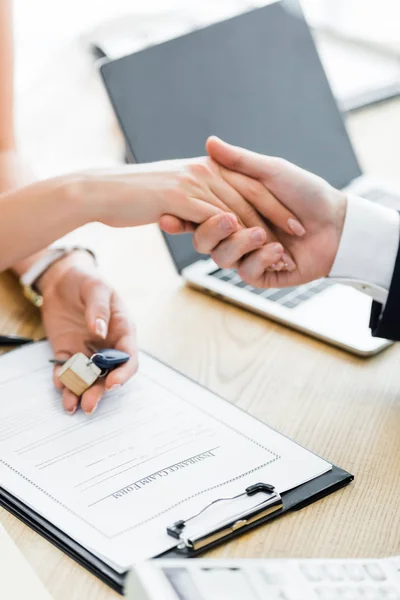 Cropped View Woman Holding Keys Hand Shaking Hands Realtor — Stock Photo, Image