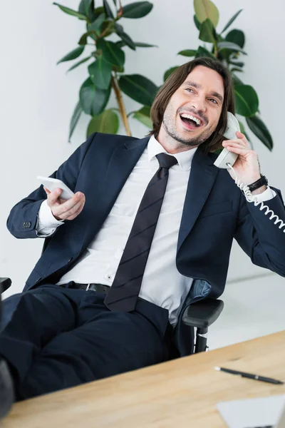 Homem Negócios Feliz Falando Telefone Segurando Smartphone Fone Ouvido Nas — Fotografia de Stock