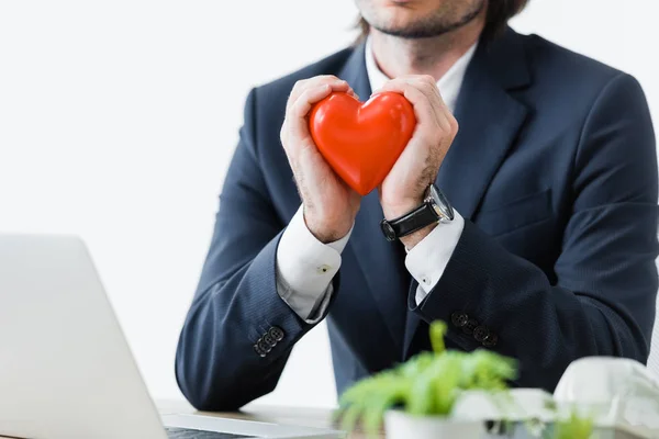 Vista Recortada Hombre Negocios Sosteniendo Corazón Rojo Las Manos Aisladas — Foto de Stock