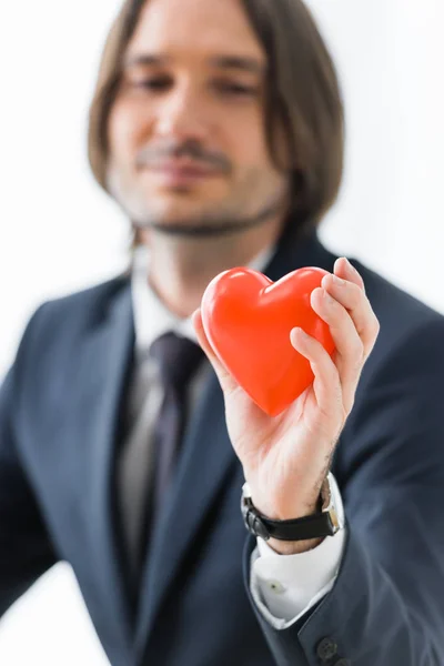 Вибірковий Фокус Бізнесмена Який Тримає Червоне Серце Руках Ізольовано Білому — стокове фото