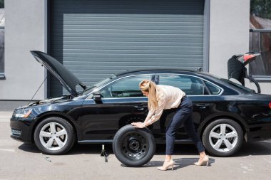 iş kadını haddeleme yeni tekerlek ve kırık otomatik sabitleme, araba sigortası kavramı