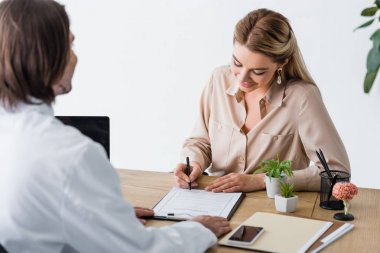 klinikte doktor yakın sigorta talep formu imzagüzel kadın