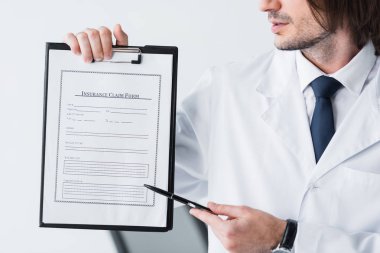 tıbbi belge kalem ile işaret beyaz ceketli doktor kırpılmış görünümü 