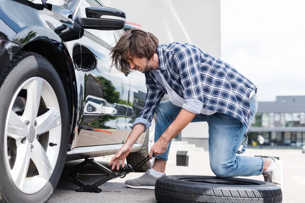 Hombre Guapo Utilizando Herramienta Cambio Rueda Rota Auto Concepto Seguro — Foto de Stock