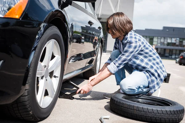 Man Med Hjälp Jack Verktyg När Byter Trasiga Hjulet Auto — Stockfoto