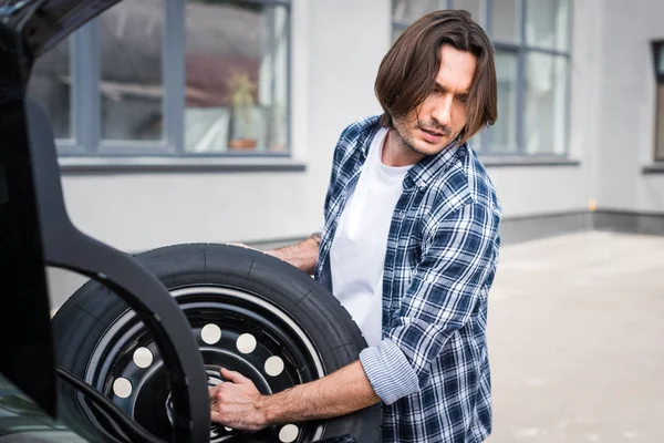 Schöner Mann Freizeitkleidung Hält Rad Der Nähe Von Auto Kfz — Stockfoto