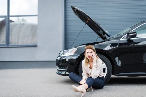 Sad Businesswoman Looking Away Talking Smartphone Broken Auto Car Insurance — Stock Photo, Image