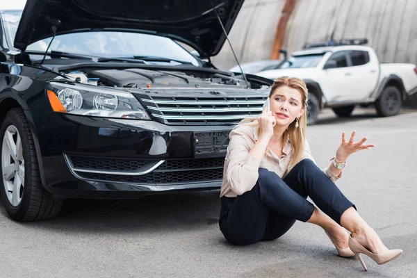 Smutná Žena Která Mluví Telefonu Smartphone Sedí Blízko Rozbitý Auto — Stock fotografie