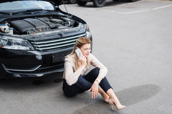 Sad Businesswoman Talking Smartphone While Sitting Broken Auto Car Insurance — Stock Photo, Image