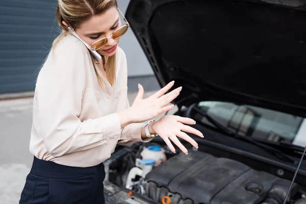 Businesswoman Talking Smartphone Broken Auto Open Trunk Car Insurance Concept — Stock Photo, Image