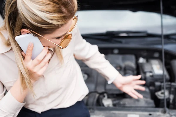 High Angle View Businesswoman Talking Smartphone Broken Auto Trunk Car — Stock Photo, Image